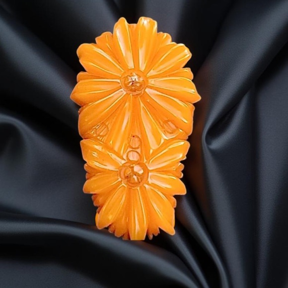 Vintage Bakelite butterscotch Carved flower clip made 1930 beautiful design - Picture 13 of 16